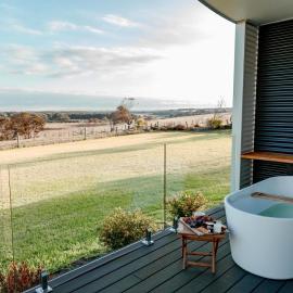 The Nest Luxury Stay Couples Accommodation w Private bath tub on the deck, sky views, disability suitable Breakfast hamper on arrival, hotel in Point Lonsdale