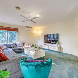 StayAU Family Retreat with Pool Table in Cranbourne