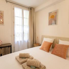 Polichinelle Hyper Centre - Wifi - Balcon & Parking Proche, Hotel in Pézenas