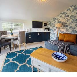 Scenic Cabin Set In 10 Acres Of A Nature Park, hotel in Bath