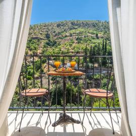 Charming Townhouse in a Whitewashed Village โรงแรมในSorvilán