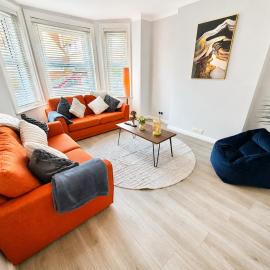 Spacious Four Bedroom Home Close to Beach and Town with Garden - Sleeps 8