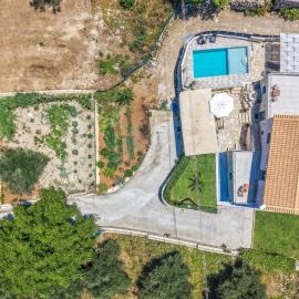 Apostolakis Stone Villa In Nipos Village، فندق في Nípos