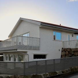 Romslig leilighet nær Preikestolen, hotel en Tau