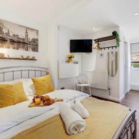 Cosy 1BR Studio Near Gatwick Airport WiFi, hotell sihtkohas Copthorne