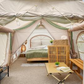 Romantisches Glamping Zelt auf Rügen - Übernachten mitten im Kiefernwald - nur 100m bis zum Strand - Ideal für Paare und kleine Familien - Zelt Nr 1, hotell i Dranske
