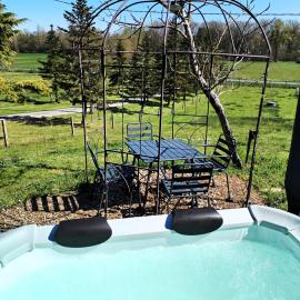 Terra Bulle Hébergement - Roulotte climatisée avec SPA privatif, hotel in Villeneuve-sur-Lot