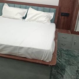 Hotel Kunj Palace, hotel em Etah