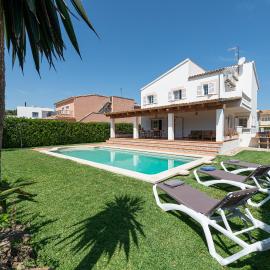 Villa Joana Barcares for 10 with swimming pool, hótel í Alcudia