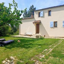 Maison provençale au calme entre Verdon et Luberon, готель у місті Еглен