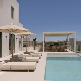 Celestial Villas, Heated Pools, Walk to Shops & Dining, by ThinkVilla, hotel a Perama