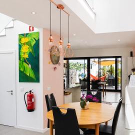 Casa Elegante V3 Moderna 2 Suítes, Jardim e Garagem Privados