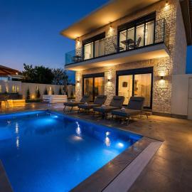 Amfi Luxury Villa 4BR with Private Pool by Villa Mana Gers