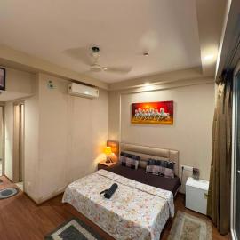 Dolphin Stays, Hotel in Greater Noida