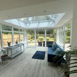 Charming Woodland Cottage Retreat Nr Cobham Sleeps 5, hotel in Cobham