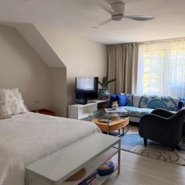 Quiet 2BR Retreat - In-Unit WD - Free Beach Pass, hotell i Osterville