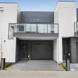 brand new entire house in Mernda, hotel in Mernda