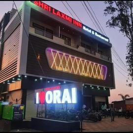Shri Laxmi Inn Hotel & Restaurant, מלון בOrai