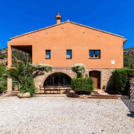 Casa rural en Terra Alta con vistas al Tossal d'Engrilló, cerca de la Vía Verde, espacios exteriores, doble barbacoa, ideal para familias, grupos y mascotas, hotel Prat de Comtéban