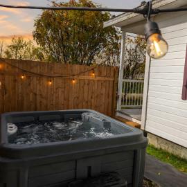 Cozy and Welcoming Chalet with Spa, hotel a Saint-Tite-des-Caps