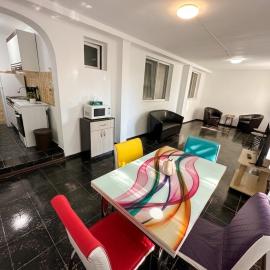 Spacious Apartment with Private Garden - Near Beach & Festivals, ξενοδοχείο σε Mangalia