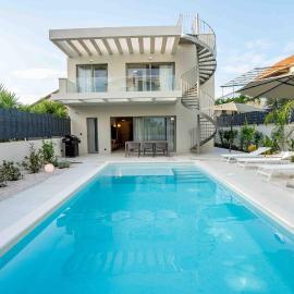 Villa Mariva Sutivan, Modern 4BR & Heated Pool