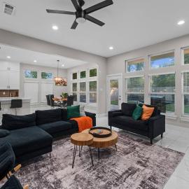Lux, Fenced Backyard 4 Pets, Firepit, Exec Desk, hotel in Dallas