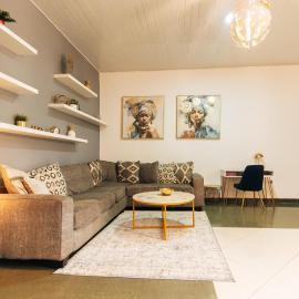 Luxury Two-Bedroom Townhome in Adringanor, hotel in Madina