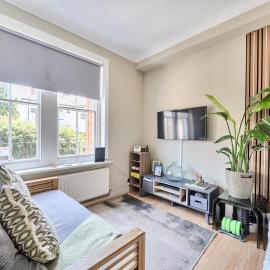 Chic Flat Hideaway with Private Courtyard - Pass the Keys