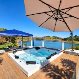 Getaway at the Dam with Jacuzzi, Fire Pit and Starlink, hotel a Jacareí