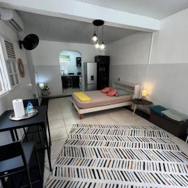 Cozy studio avec terrasse à Schoelcher - 30 m², Hotel in Schœlcher