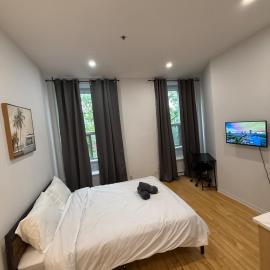 Downtown Studio for 2 with Free private parking, hotel in Montréal