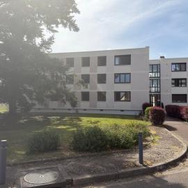 Location chambre bleu dans un appartement en colocation, hotel in Nevers