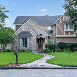 Spacious 4BR Home with Game Room near Woodlands, хотел в Томбол