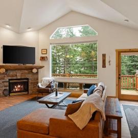 Lookout Cabin at Flathead - Sleeps 7, Hotel in Somers