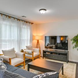 Walk to Train! Updated Apt in Huntington Station, Hotel in Huntington Station