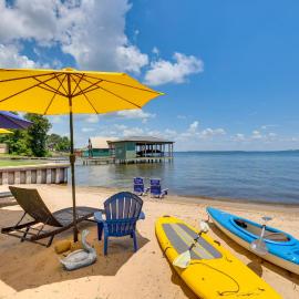 Modern Lake House with Beautiful Shoreline, hotel i Frankston