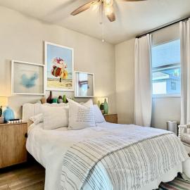 Beachtown Remote Worker Friendly-High Speed WiFi-Pets Welcome-Lido Beach-Opera-Symphony-Walk or Bike to Restaurants-10 Acre Park with Pickleball, Tennis, Basketball