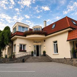 Hotel ZÁMOCKÁ KORUNA u Hoffera، فندق في نيترا
