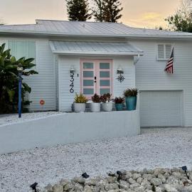 Walk to Siesta Key Beach - Family & Pet Friendly - Private Saltwater Pool - Fenced Yard -Gourmet WOLF Subzero Kitchen -Garage -Close to Restaurants Shops-Aylees Private Beach House