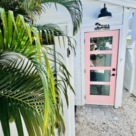 Walk to Siesta Key Beach-Remote Worker Friendly -High Speed WiFi- Bikes Included -Private Fenced In -Close to Restaurants, Coffee Houses & Shops - Paisleys Keep it Simple Casita