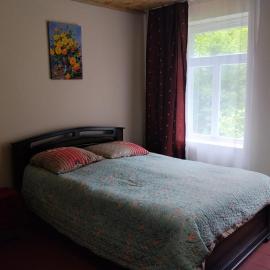 Shios kari, hotell i Glola
