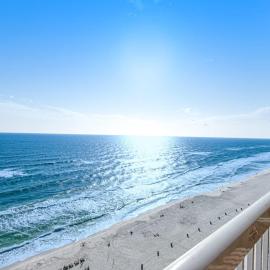 Bright & stylish condo with fantastic Gulf views from your balcony pools & gym, hotel in Panama City Beach