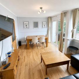 Stylish Glasgow Apartment with Balcony and Free Parking, hotel v destinácii Rutherglen