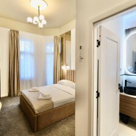 BOUL ROSU RESIDENCE free private parking، فندق في أراد