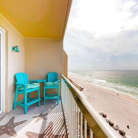 Colorful waterfront condo with pools gym & beach access, hotel in Panama City Beach