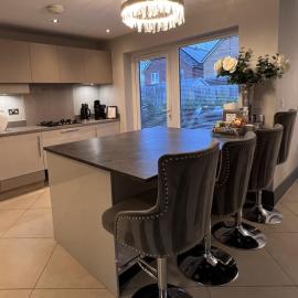 Luxury Durham Home, Sleeps up to 12, Free Parking, hotel sa Durham
