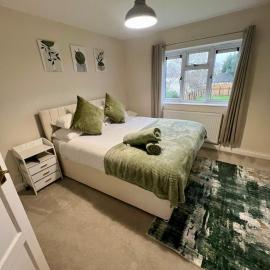 Contractor Base with Secure Van Parking & Fast WIFI hosted by The Opulent Property Project UK, hotel sa Lexden