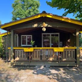 Chalet bois tout équipé 35 m2 2 chambres terrasse couverte place parking piscine collective 4 personnes, hotel a Arès
