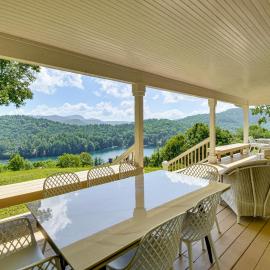 Mountain Home Near Lake Glenville w/ Scenic Views, viešbutis mieste Cullowhee